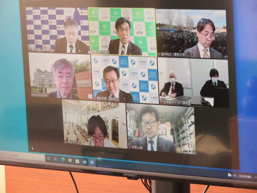 リモート会議に参加している市長を含めた8人の画像が映し出されているモニターの写真
