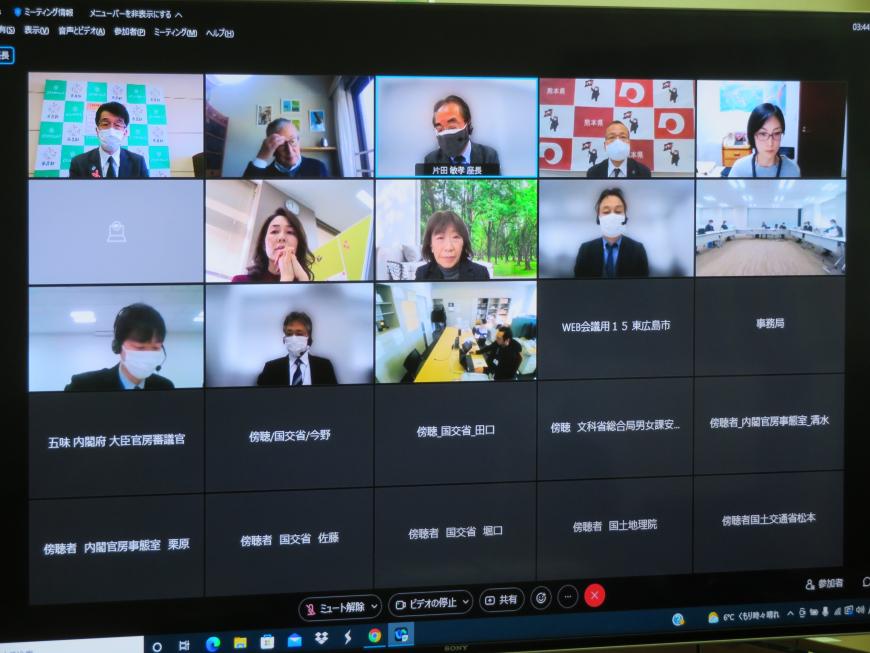 オンラインで参加しているメンバーの画像と傍聴者のユーザー名などが分割して映し出されたモニターの写真
