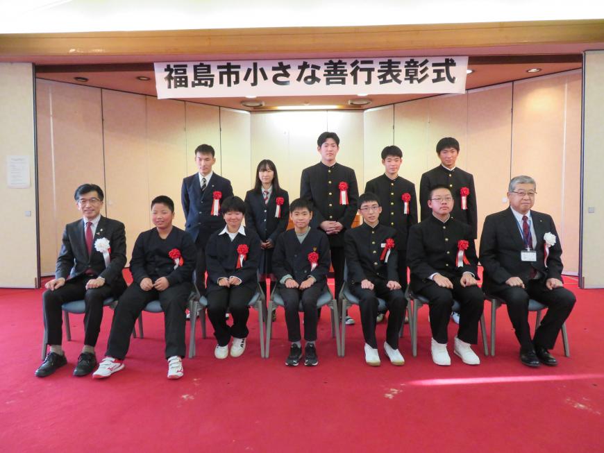前列に市長と男性の間に表彰された学生5人が座り、後列に5人が立って撮影した写真