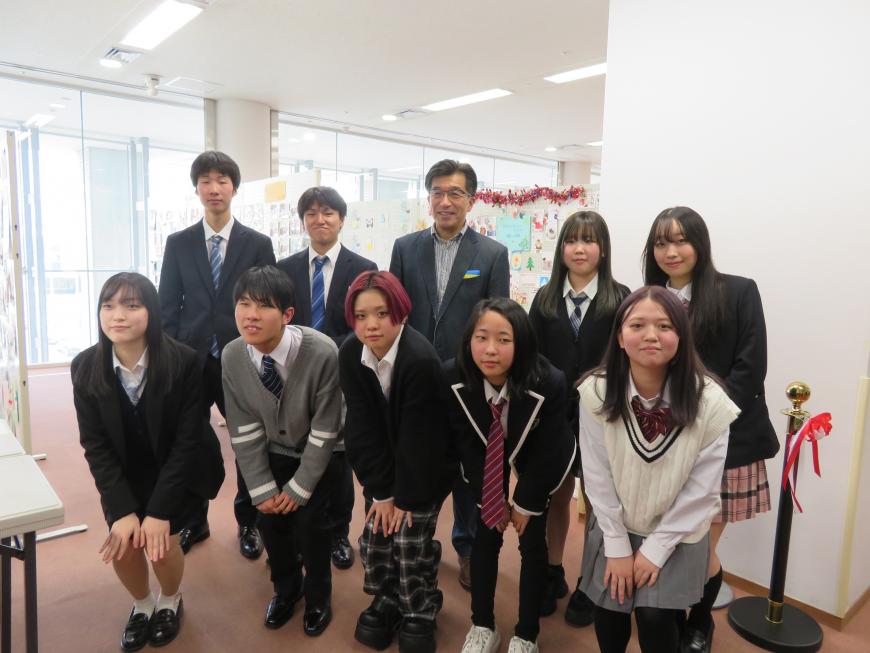 前列は5名の生徒が中腰姿勢で並び、後列は市長の両脇に各2名の生徒が並んで撮影した写真