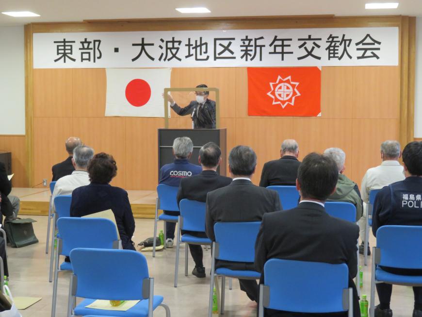 「東部大波地区新年交歓会」の横断幕がある会場で、座っている参加者の前で市長が演台に立って話をしている写真