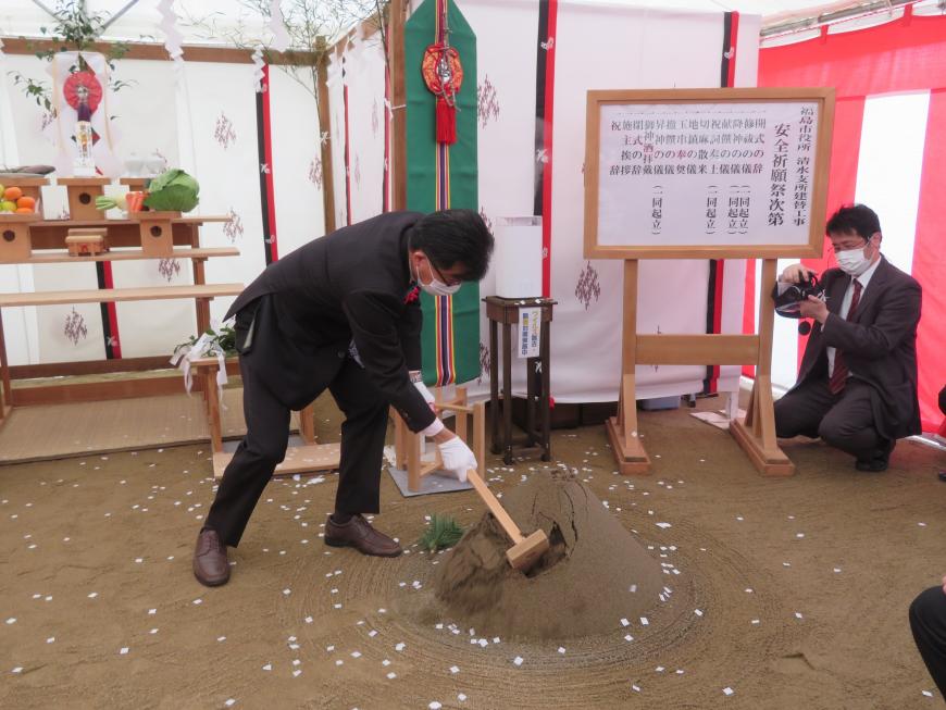 市長が祭壇の前で鍬入れをしている写真
