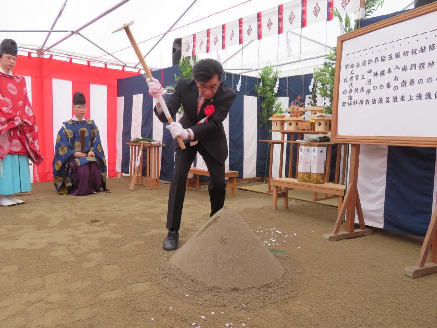 2名の宮司が見ている中、市長が鍬入れをしている写真