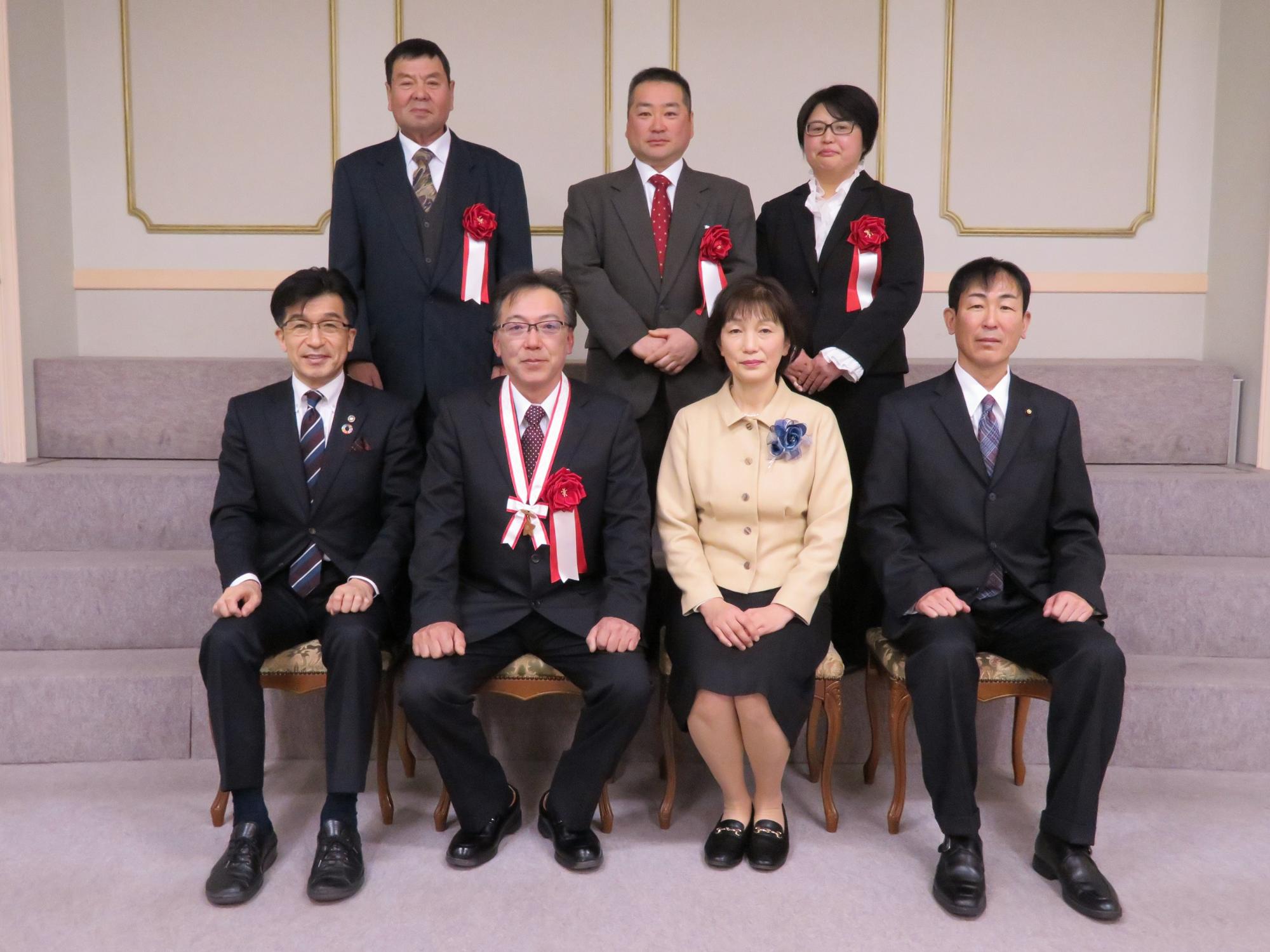 市長と胸に赤リボンを付けた阿部哲也様(農業賞園芸部門)、大内徹也様・美千代様ご夫妻(農業奨励賞次世代農業者部門)、中村要様(農業奨励賞地域活性化部門)と関係者2名が2列に並んでいる写真
