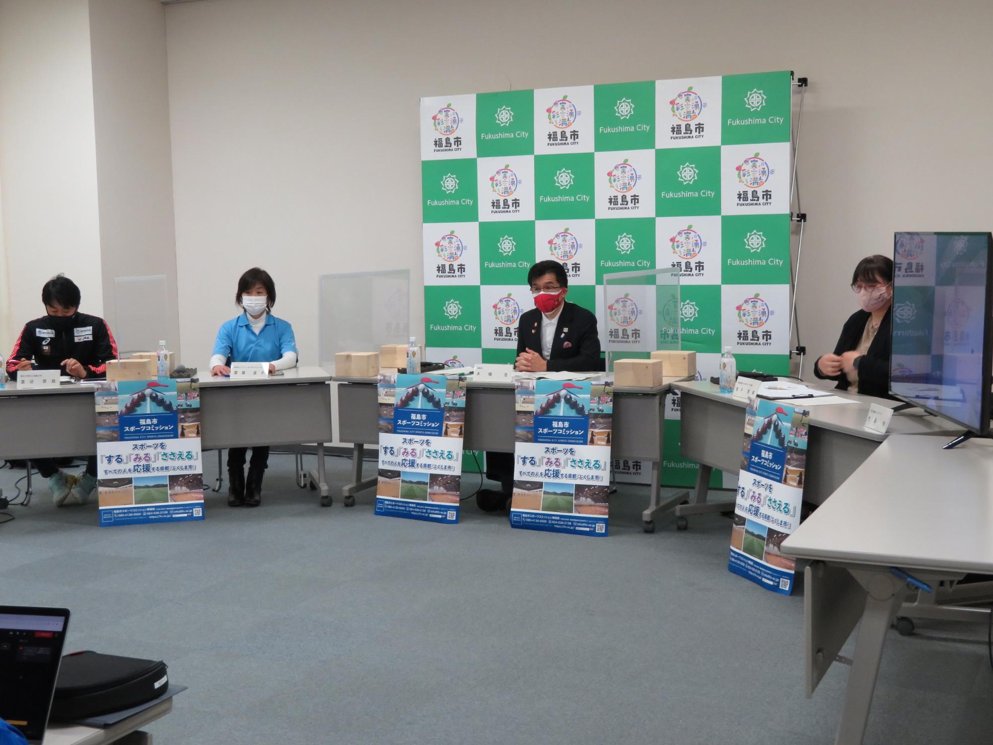 福島市のバックパネル前で、カーブ状に並べられた机に市長と関係者が席に座っている写真