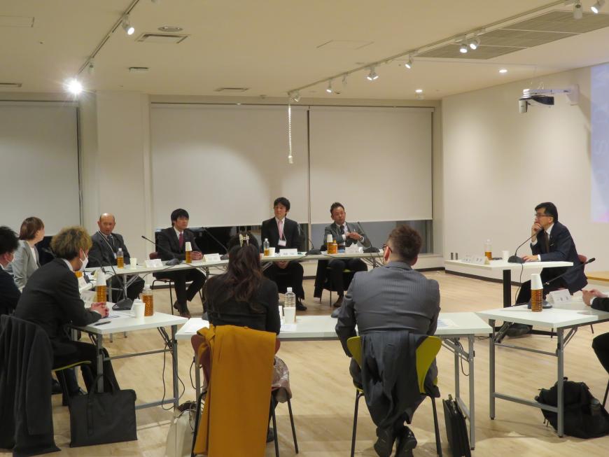 円形に並べらた机に市長を含めた参加者が座り、話をしている写真