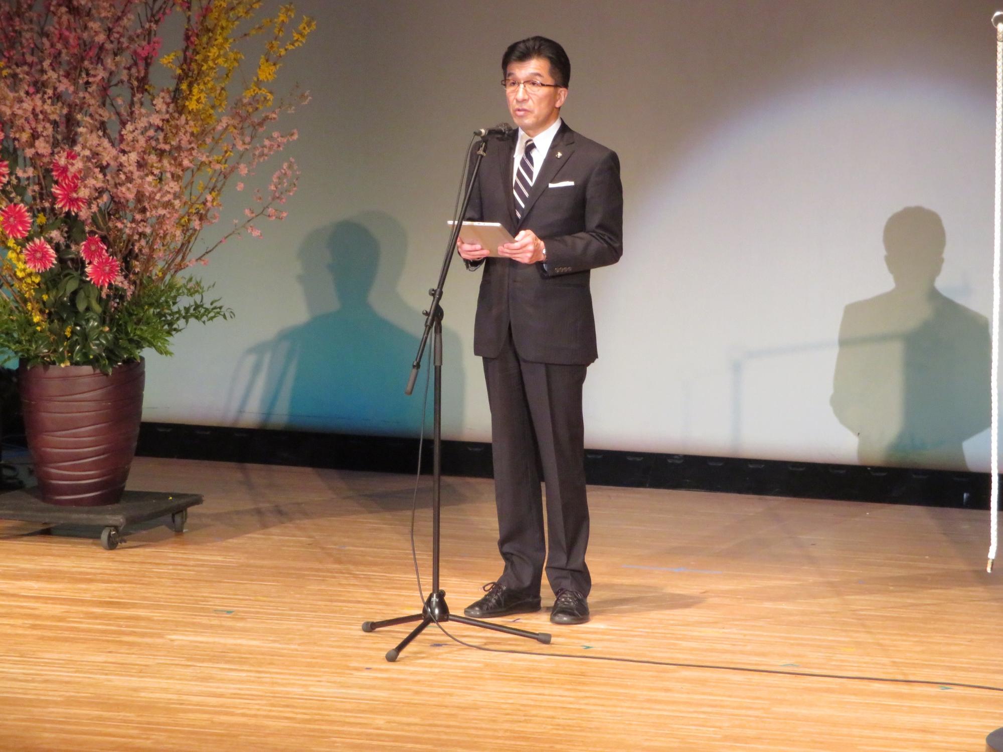 市長がステージに立って話をしている写真