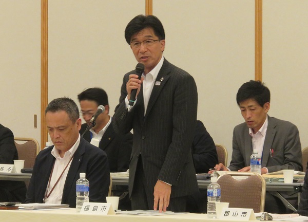 市長がマイクを手に持ち話をしている写真