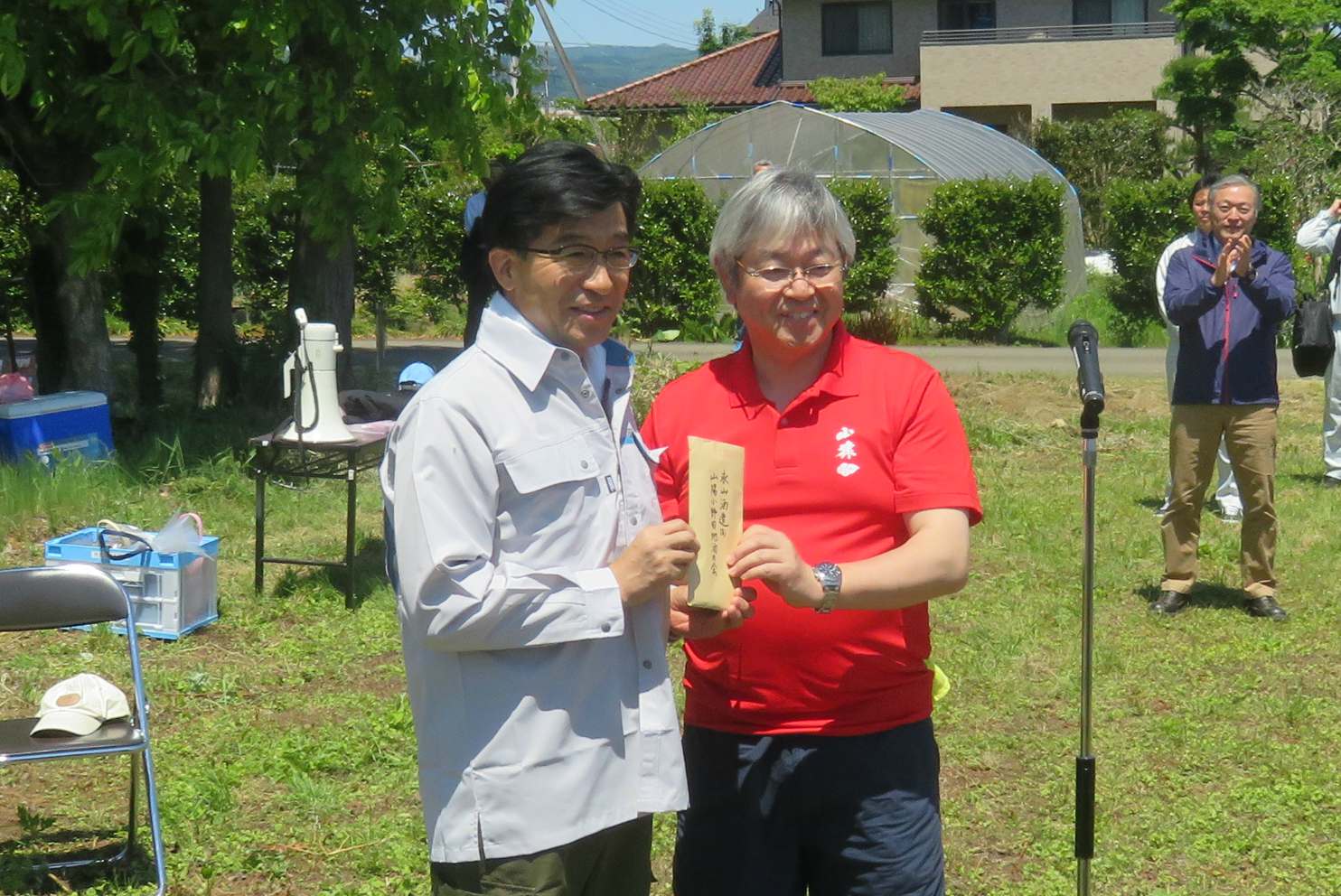 震災復興義援金を受け取る市長の写真