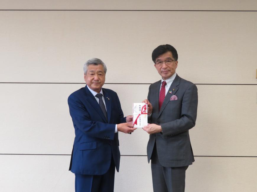 市長と男性で目録封筒を持っている写真