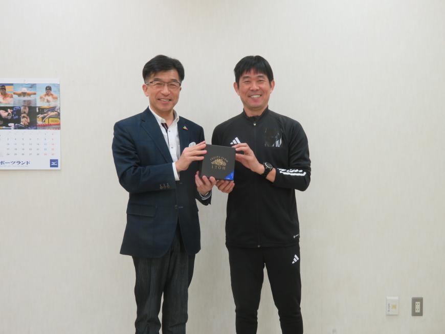 壁の前で市長と森保監督で箱を持って立っている写真