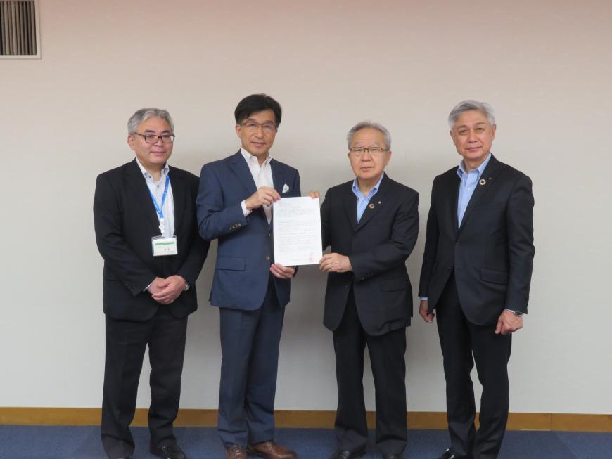 市長を含めた男性4名が壁の前に立ち、市長と男性1名で要請書を持っている写真