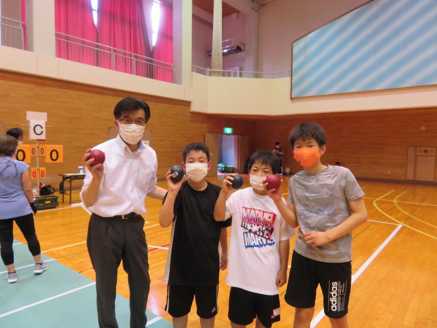 体育館で市長と男の子3人がそれそれボッチャのボールを持って並んでいる写真