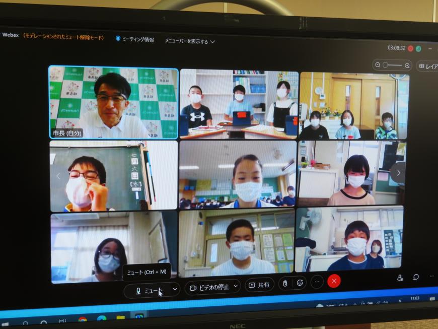オンラインで参加している市長と児童の計9人がモニターに分割されて映し出されている写真