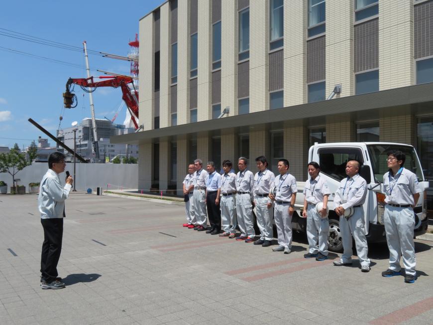トラックの横に整列している職員に向かって、市長が話をしている写真