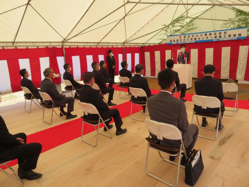 テント内に紅白幕が掛けられた地鎮祭で、座っている参加者の前で市長が演台に立って話をしている写真