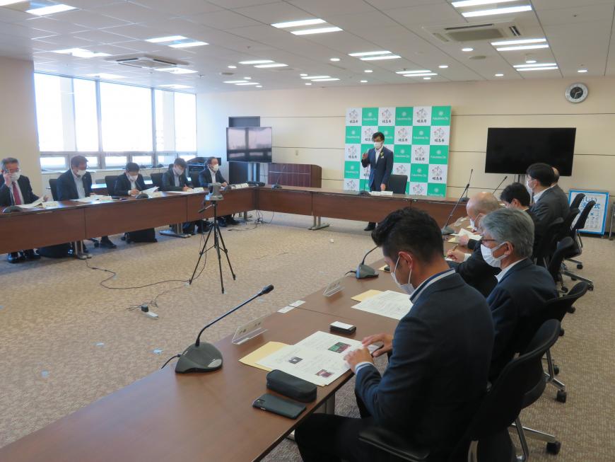 コの字型に配置された机に座っている参加者の前で、市長が自席で立って話をしている写真