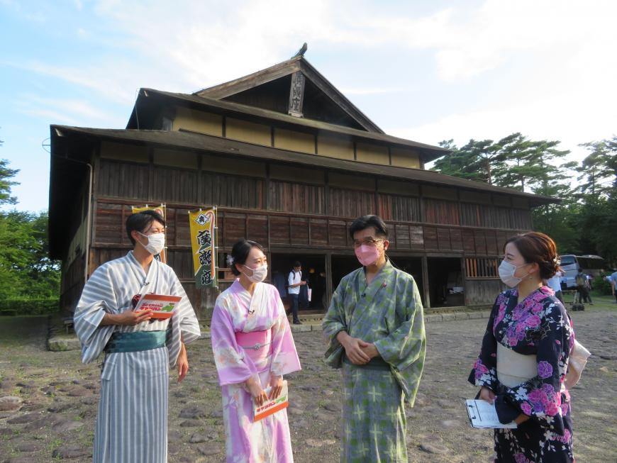 柄の異なる浴衣姿の市長、男性、女性2名が建物の前に立っている写真