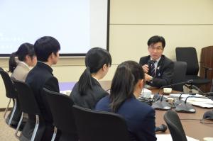席に座り市長の話に耳を傾ける高校生達の写真
