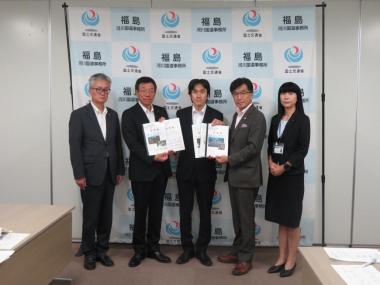 バックパネルの前で、市長他男性3名、女性1名がたち、市長と男性2名で要望書を持っている写真