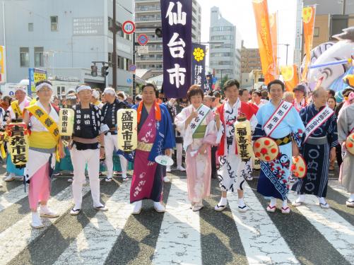 浴衣姿の市長と参加者達が、手持ち提灯を持ち並んでいる写真