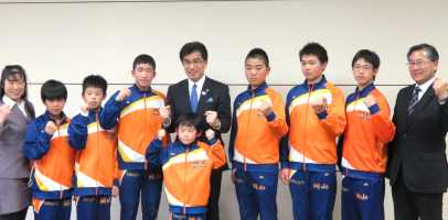 市長と岡山スポーツ少年団バレーボール部の子供達と関係者が拳を握りポーズを取っている写真