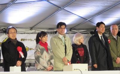 市長や来賓者などが集まり、点灯式のボタンの前に並んで立っている写真
