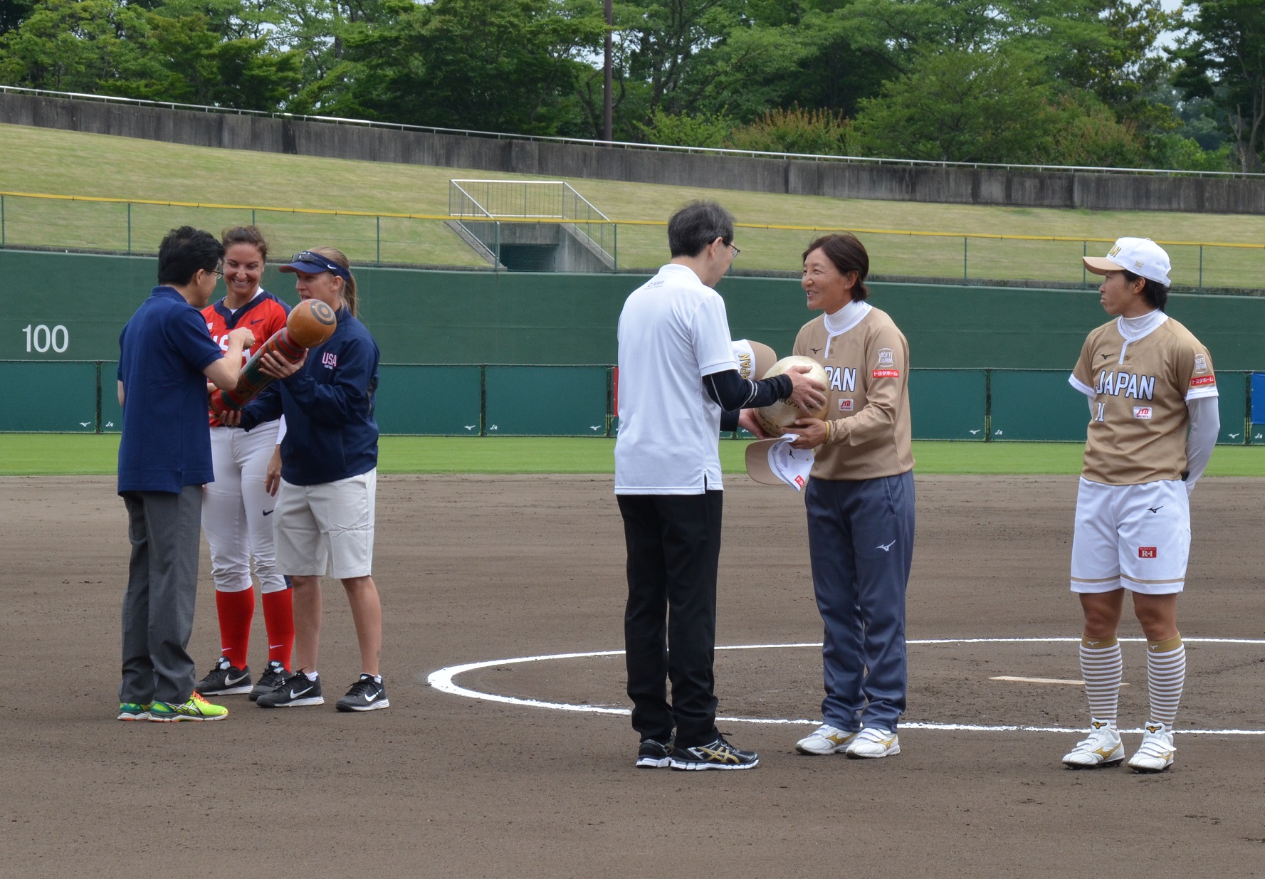 福島知事と市長がソフトボール関係者へ土湯こけしを手渡している写真