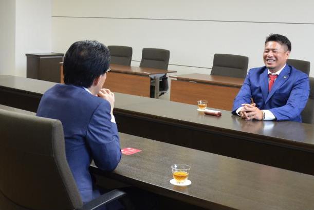 福島県民球団「福島ホープス」の岩村明憲監督がにこやかに市長と話をしている写真