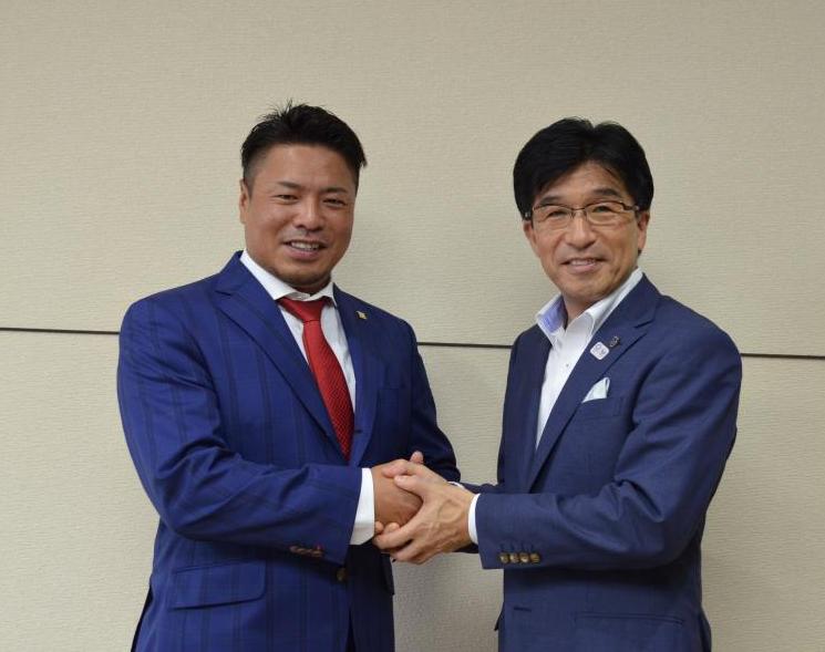市長と福島県民球団「福島ホープス」の岩村明憲監督が両手で握手を交わしている写真