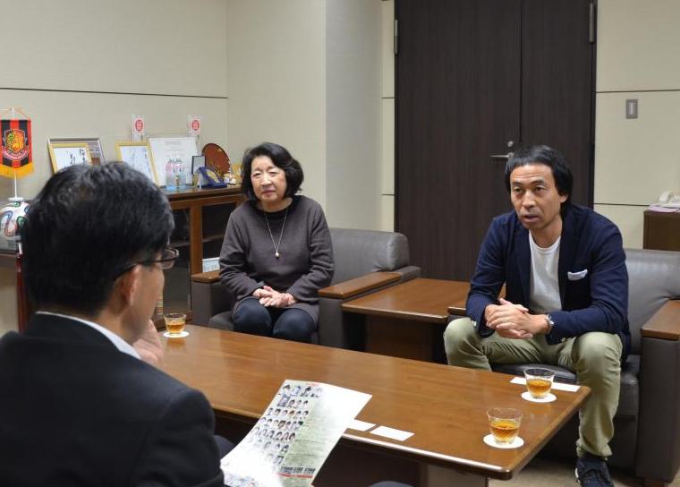 椅子に座り市長と向き合って話をしている「ペナルティ」のワッキーさんと福島市出身の舞台女優の河野うさぎさんが映っている写真