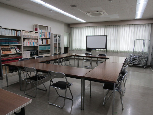 長机がロの字に設置され椅子が2脚ずつ置かれた研修室2の室内写真