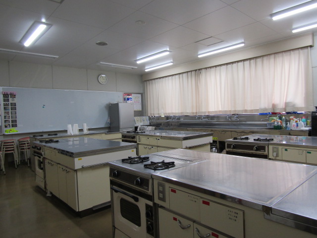 4台の料理ができる調理台がある実習室の写真