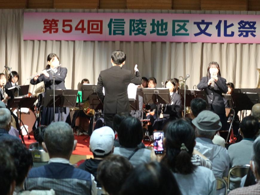 第54回信陵地区文化祭の舞台で高校生が吹奏楽の演奏をしている写真