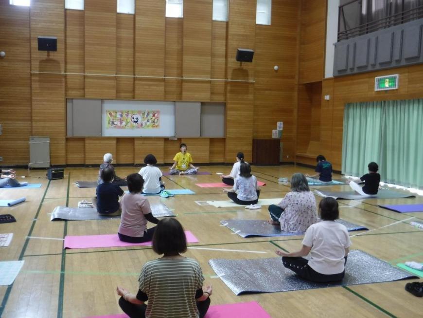 ヨガマットに座り両足を組んで座禅のポーズをしている参加者の人たちの写真