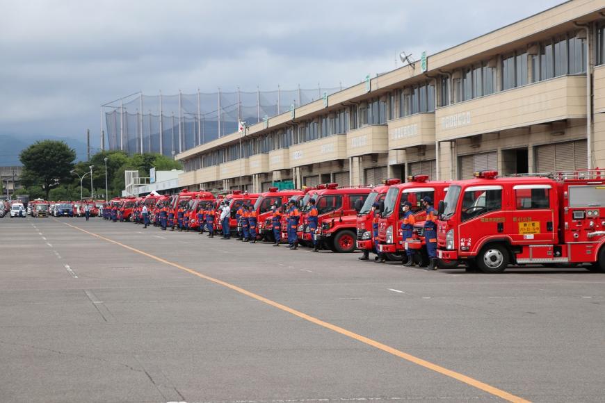 建物の前に沢山の消防車が展示されている写真