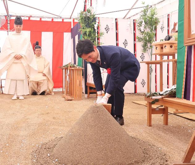 市長による鍬入れ