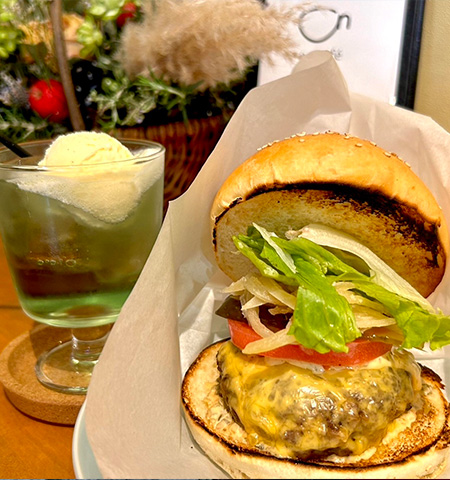 「oncafe totsuna（おんかふぇ とつな）のハンバーガーの写真」