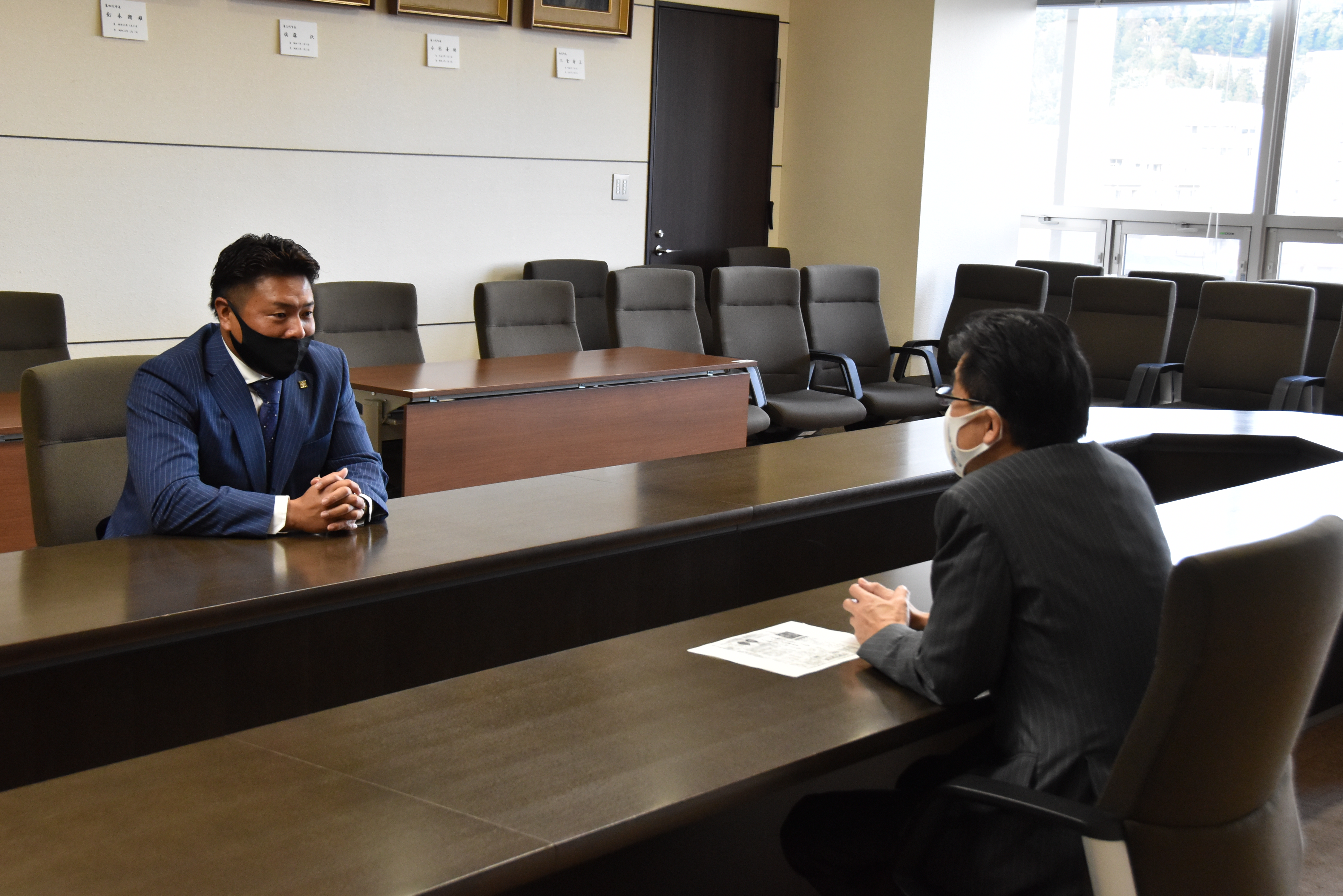 岩村監督と談話する市長