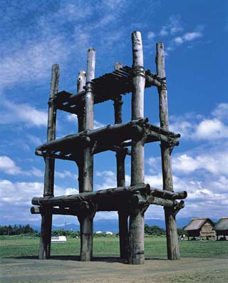 三内丸山遺跡の大型掘立柱建物の写真