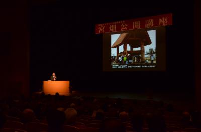 宮畑遺跡の2つの謎を説明する森崎さん