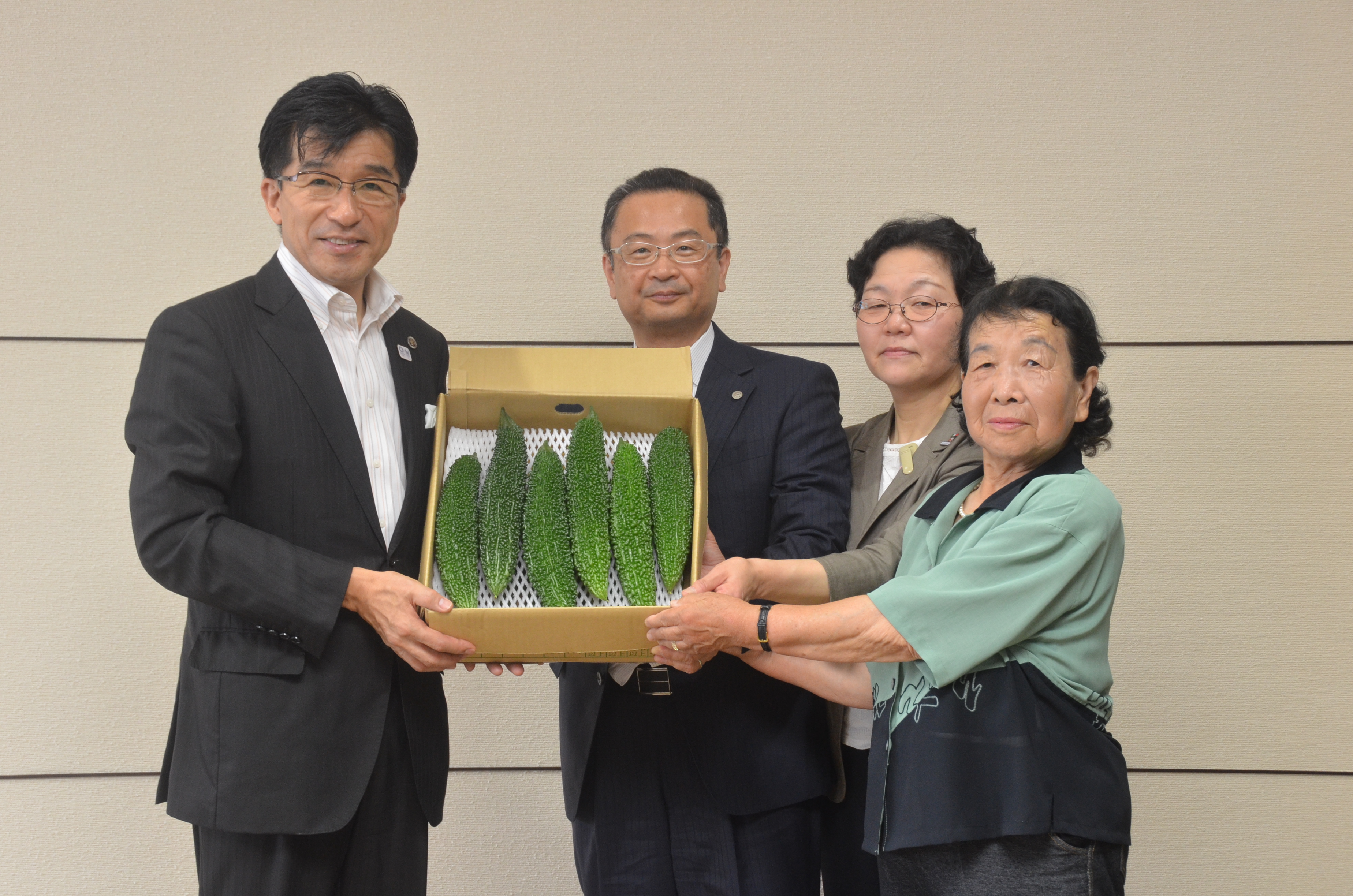 市長にニガウリを贈呈するJAふくしま未来福島地区そさい専門部会ニガウリ班の皆さま