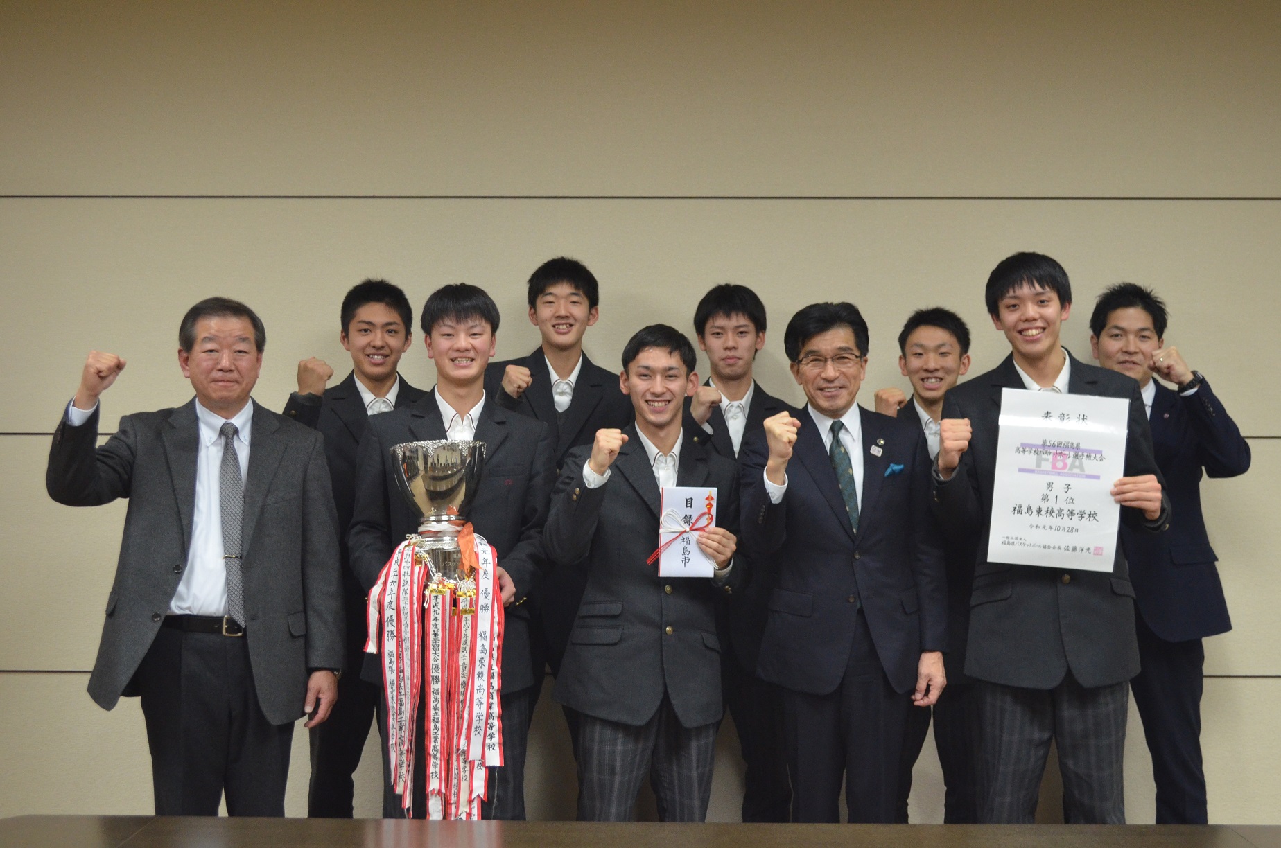 福島東稜高等学校男子バスケ部の選手の皆さんと市長