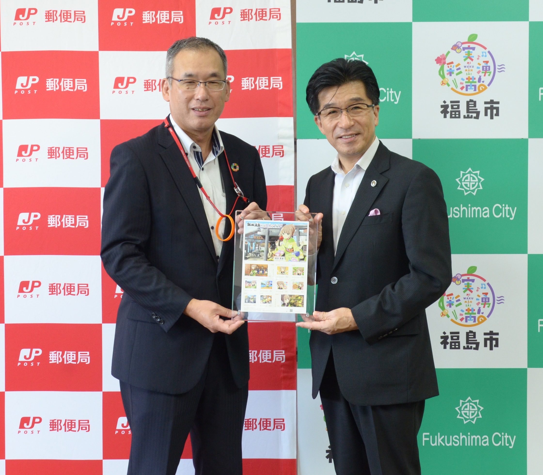 日本郵便株式会社古屋正昭東北支社長から、オリジナルフレーム切手の贈呈を受ける市長
