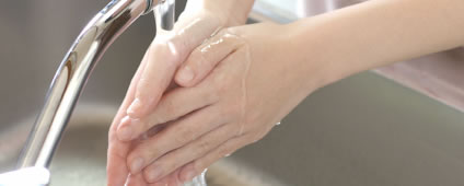 水道で手を洗っている写真