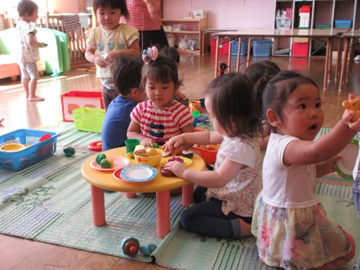 室内で遊ぶ園児の様子