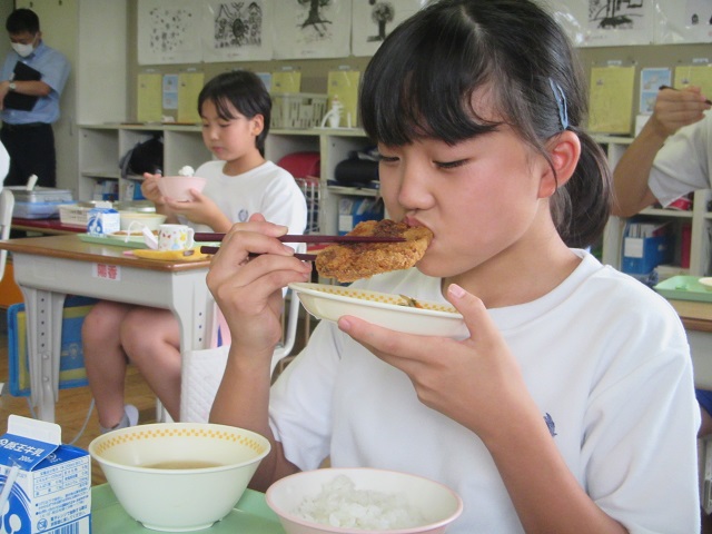 児童が給食を食べる写真