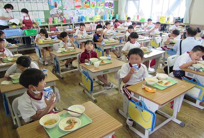 岡山小学校では、令和3年7月9日金曜日に福島県産の伊達鶏と愛媛県産の真鯛を学校給食で提供しました。
