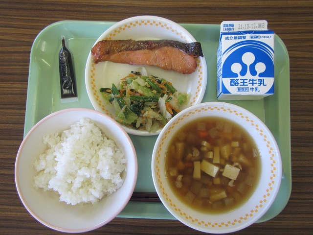 佐倉小学校では、令和3年10月4日月曜日に福島県産のメープルサーモン西京焼きを学校給食で提供しました。
