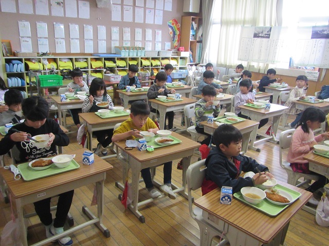 南向台小学校では、令和3年11月12日金曜日に福島市産の伊達鶏を使用したフライを学校給食で提供しました。
